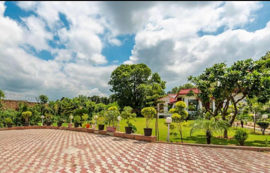 Stone Bridge Villa Gurgaon Buitenkant foto